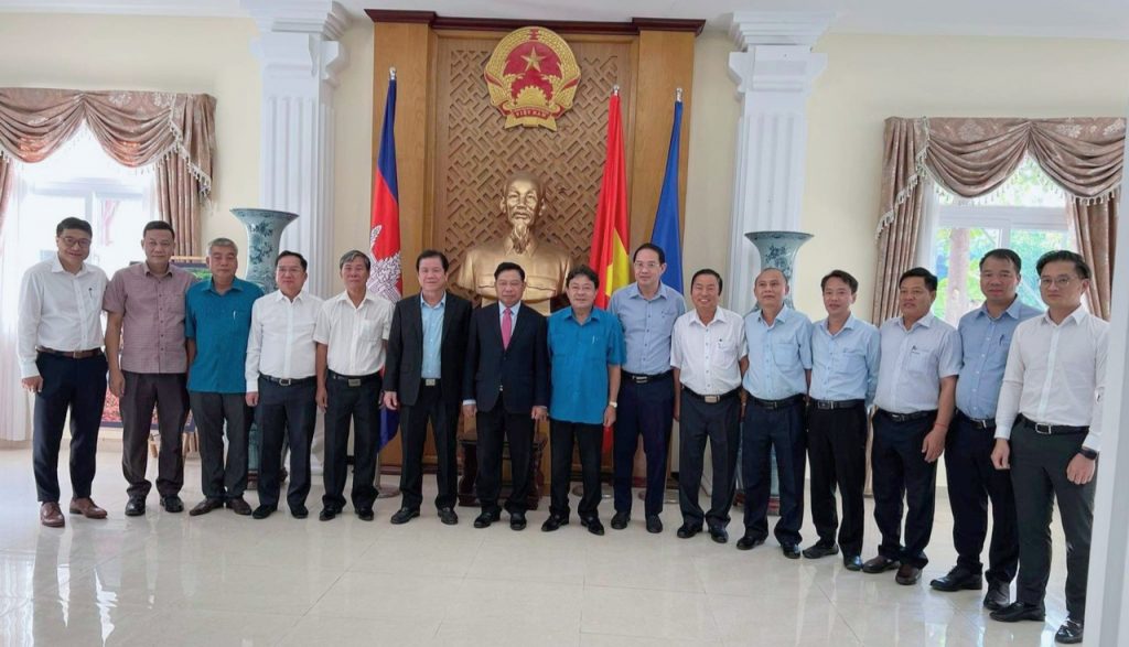 Lãnh đạo VRG thăm và làm việc tại các công ty cao su Campuchia
